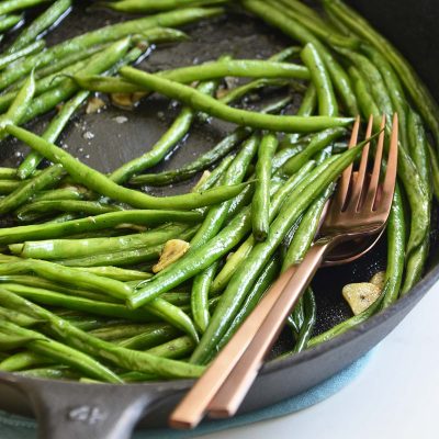 garlicky cast iron green beans featured image