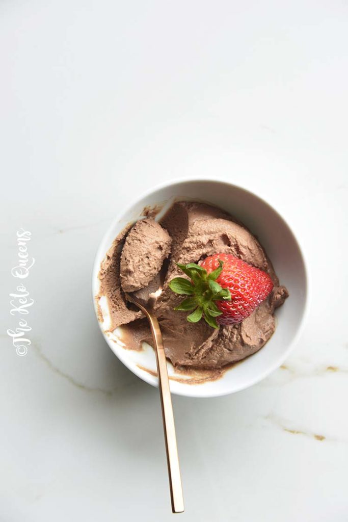 Easy Keto Chocolate Mousse Recipe. We love this low carb chocolate mousse because it's super easy to make and has minimal ingredients! PLUS is doesn't use a sugar free pudding mix like other chocolate mousse recipes.