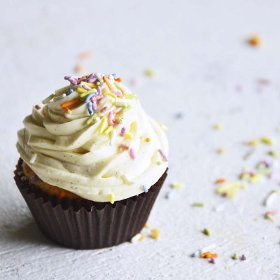 keto cupcakes with fluffy banilla bean white chocolate buttercream featured image
