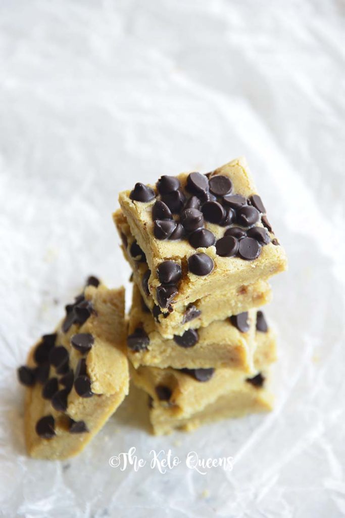 Chocolate Chip Keto Blondies Bar Recipe.Half brownie and half chocolate chip cookie, this Chocolate Chip Keto Blondie Recipe will be your new favorite keto dessert!
