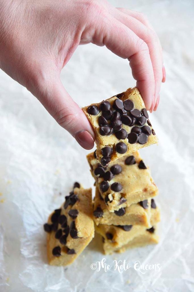 Chocolate Chip Keto Blondies Bar Recipe.Half brownie and half chocolate chip cookie, this Chocolate Chip Keto Blondie Recipe will be your new favorite keto dessert!