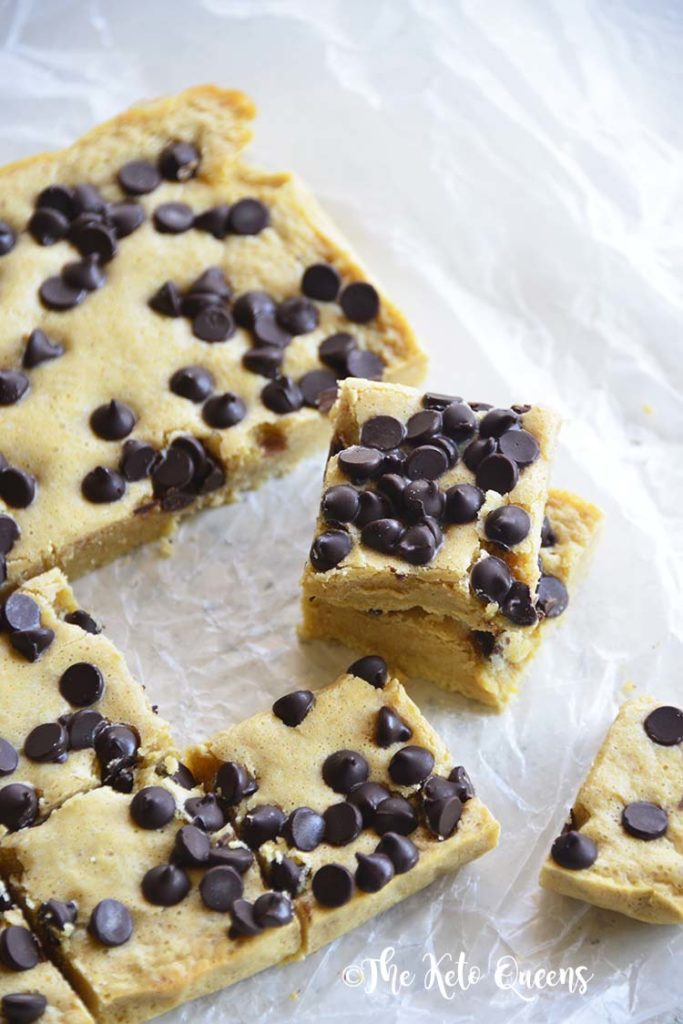 Chocolate Chip Keto Blondies Bar Recipe.Half brownie and half chocolate chip cookie, this Chocolate Chip Keto Blondie Recipe will be your new favorite keto dessert!