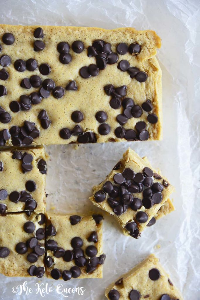 Chocolate Chip Keto Blondies Bar Recipe.Half brownie and half chocolate chip cookie, this Chocolate Chip Keto Blondie Recipe will be your new favorite keto dessert!