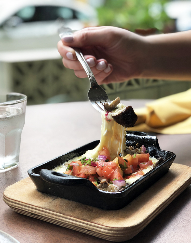 reyes mezcaleria queso fundito