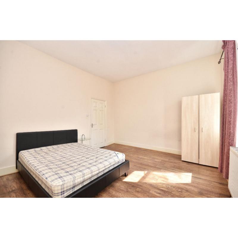 EXTRA LARGE rooms to rent, - Available NOW NEAR STARTFORD westfield shopping center & UEL