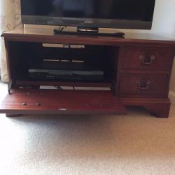 CHARLES BARR REPRODUCTION ANTIQUE MAHOGANY TV CABINET