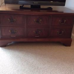 CHARLES BARR REPRODUCTION ANTIQUE MAHOGANY TV CABINET