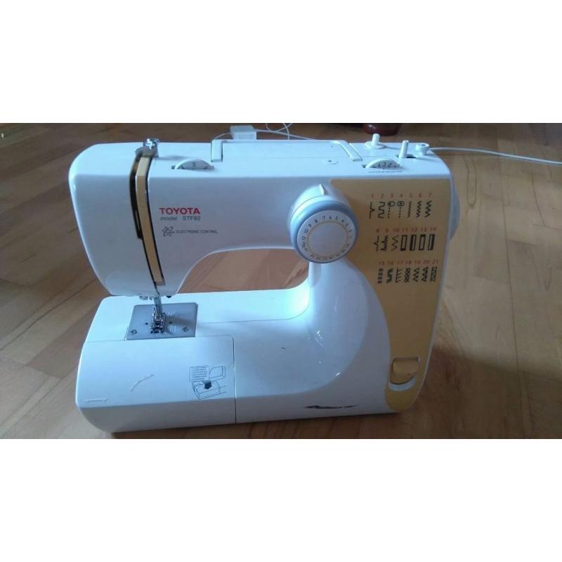 Toyota STF92 sewing machine + accessories