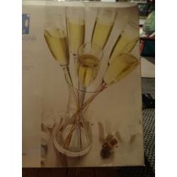 6 Champagne Flutes in Vase