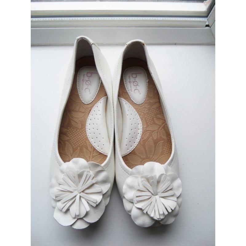 BOC BORN OF CONCEPT ALMOST NEW WHITE REAL LEATHER BALLERINA PUMP SHOES WITH FLOWER SIZE UK 13 / 31