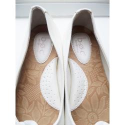 BOC BORN OF CONCEPT ALMOST NEW WHITE REAL LEATHER BALLERINA PUMP SHOES WITH FLOWER SIZE UK 13 / 31